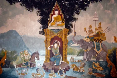 Fresko, das eine Szene aus dem Leben Buddhas in Wat Phra Doi Suthep, Chiang Mai darstellt. Phra Mae Thorani dreht ihr langes Haar und Wasserströme erzeugen eine Flut. Thailand